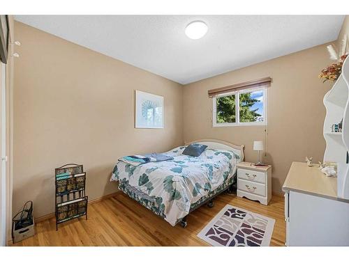 4624 Namaka Crescent Nw, Calgary, AB - Indoor Photo Showing Bedroom