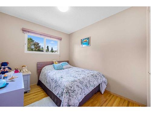 4624 Namaka Crescent Nw, Calgary, AB - Indoor Photo Showing Bedroom