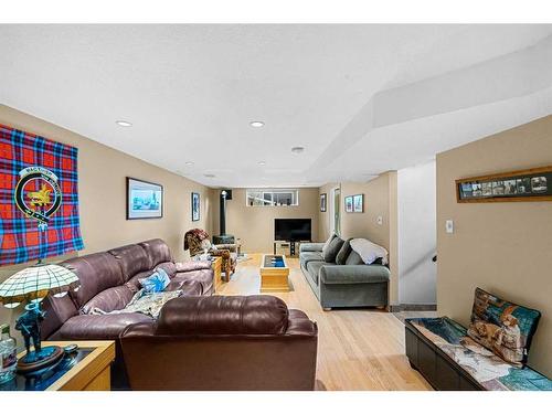 4624 Namaka Crescent Nw, Calgary, AB - Indoor Photo Showing Living Room