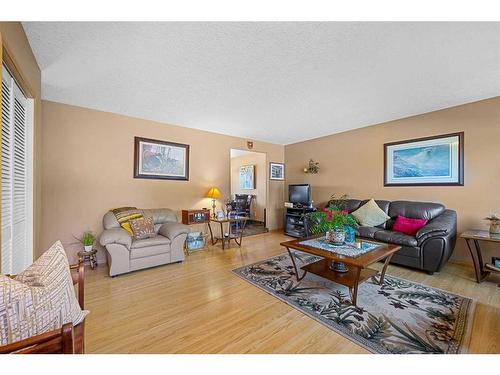 4624 Namaka Crescent Nw, Calgary, AB - Indoor Photo Showing Living Room