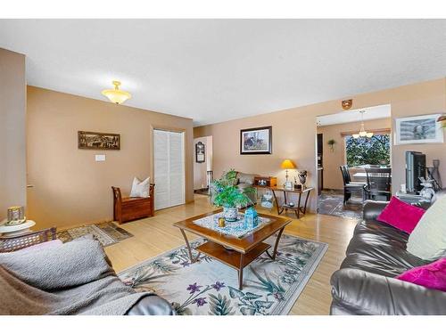 4624 Namaka Crescent Nw, Calgary, AB - Indoor Photo Showing Living Room