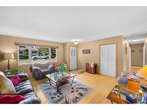 4624 Namaka Crescent Nw, Calgary, AB - Indoor Photo Showing Living Room