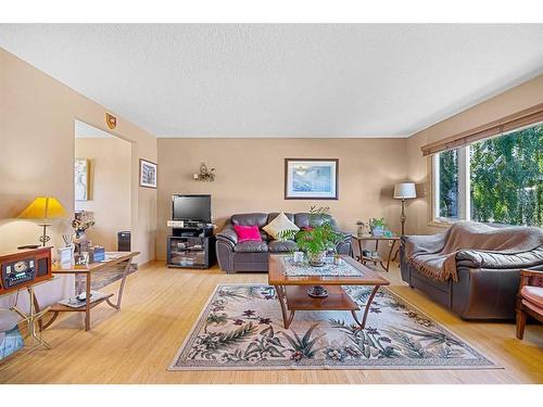 4624 Namaka Crescent Nw, Calgary, AB - Indoor Photo Showing Living Room