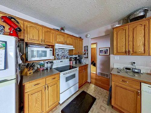 219 10 Avenue Ne, Sundre, AB - Indoor Photo Showing Kitchen