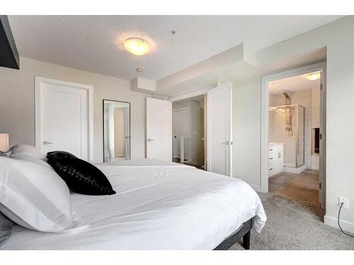 1738 25 Avenue Sw, Calgary, AB - Indoor Photo Showing Bedroom