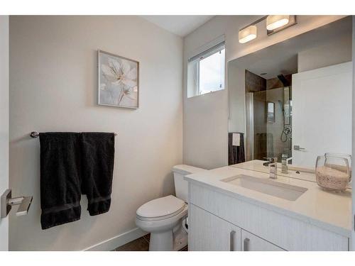 1738 25 Avenue Sw, Calgary, AB - Indoor Photo Showing Bathroom