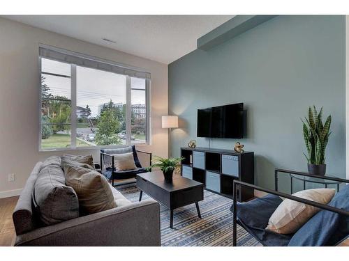 1738 25 Avenue Sw, Calgary, AB - Indoor Photo Showing Living Room