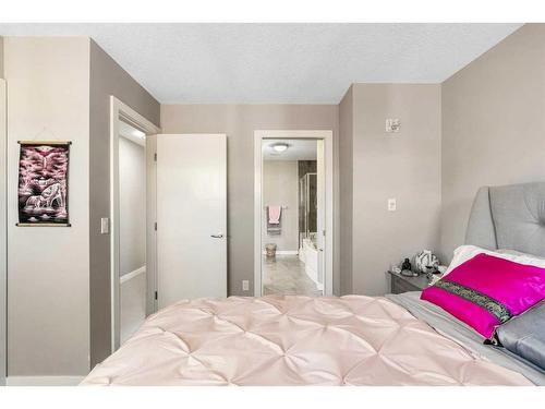 164 9 Street Ne, Calgary, AB - Indoor Photo Showing Bedroom