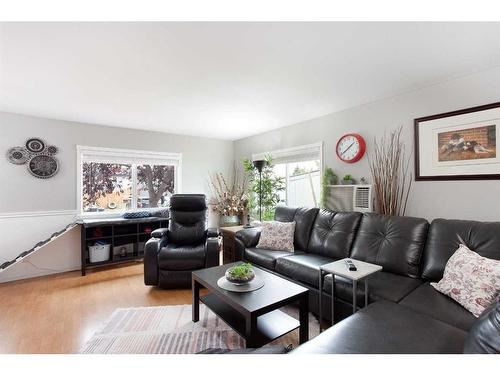 810 Brentwood Crescent, Strathmore, AB - Indoor Photo Showing Living Room