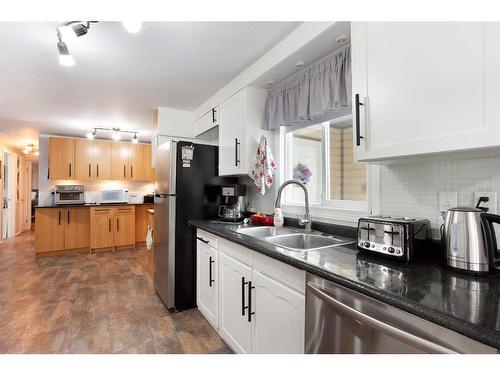 810 Brentwood Crescent, Strathmore, AB - Indoor Photo Showing Kitchen With Double Sink