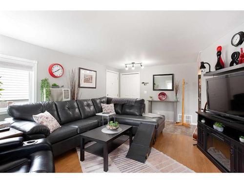 810 Brentwood Crescent, Strathmore, AB - Indoor Photo Showing Living Room