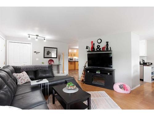 810 Brentwood Crescent, Strathmore, AB - Indoor Photo Showing Living Room