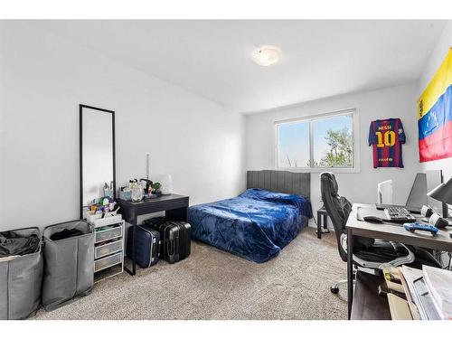 19-4940 39 Avenue Sw, Calgary, AB - Indoor Photo Showing Bedroom