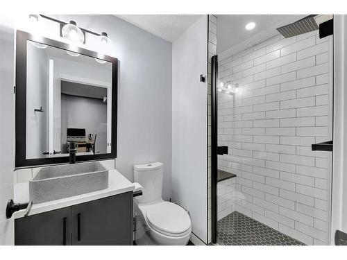 3118 38 Street Sw, Calgary, AB - Indoor Photo Showing Bathroom