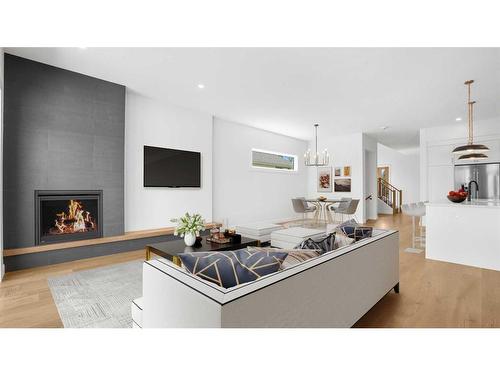 530 30 Avenue Ne, Calgary, AB - Indoor Photo Showing Living Room With Fireplace