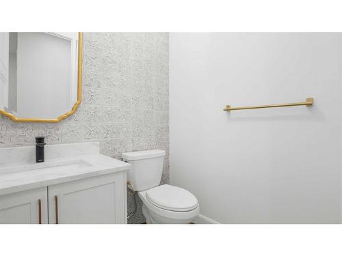 530 30 Avenue Ne, Calgary, AB - Indoor Photo Showing Bathroom