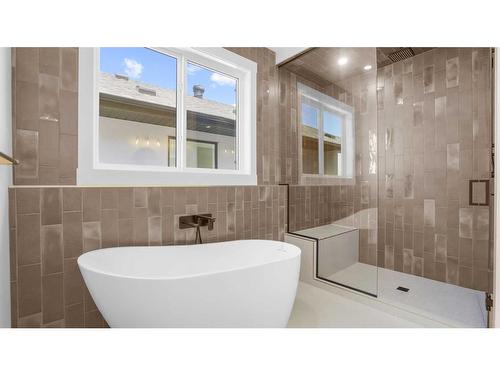 530 30 Avenue Ne, Calgary, AB - Indoor Photo Showing Bathroom