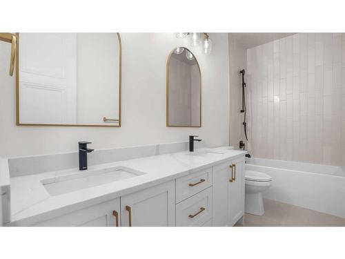 530 30 Avenue Ne, Calgary, AB - Indoor Photo Showing Bathroom