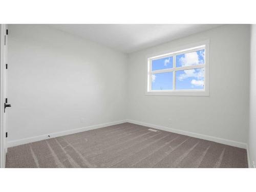 530 30 Avenue Ne, Calgary, AB - Indoor Photo Showing Other Room