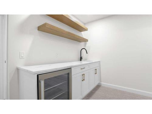 530 30 Avenue Ne, Calgary, AB - Indoor Photo Showing Other Room