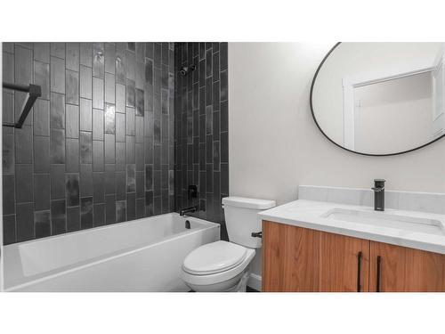 530 30 Avenue Ne, Calgary, AB - Indoor Photo Showing Bathroom