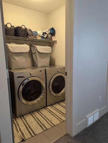 40 Northlander Road West, Lethbridge, AB - Indoor Photo Showing Laundry Room