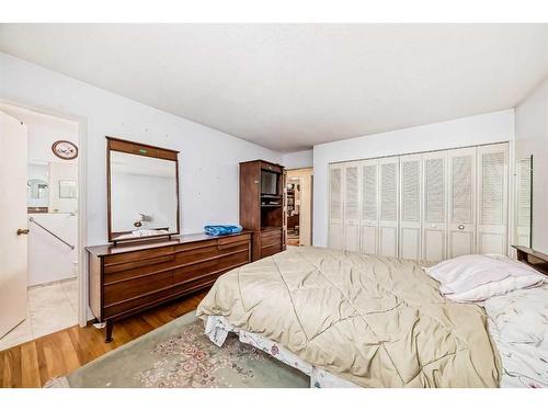 2234 7 Avenue Nw, Calgary, AB - Indoor Photo Showing Bedroom