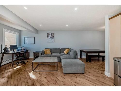 20-712 4 Street Ne, Calgary, AB - Indoor Photo Showing Living Room