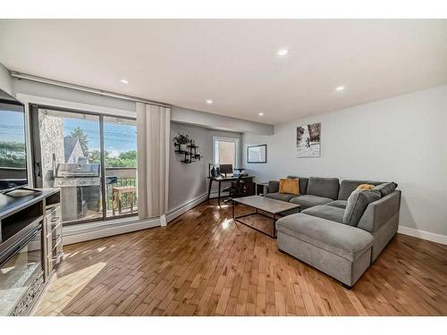 20-712 4 Street Ne, Calgary, AB - Indoor Photo Showing Living Room