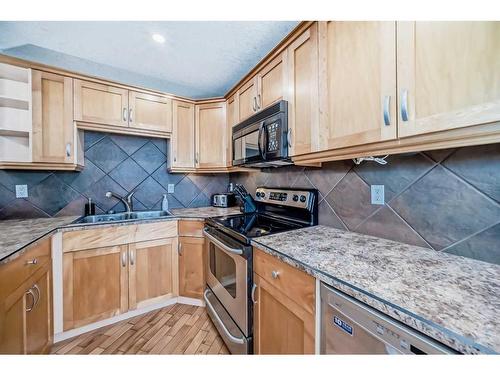 20-712 4 Street Ne, Calgary, AB - Indoor Photo Showing Kitchen With Double Sink