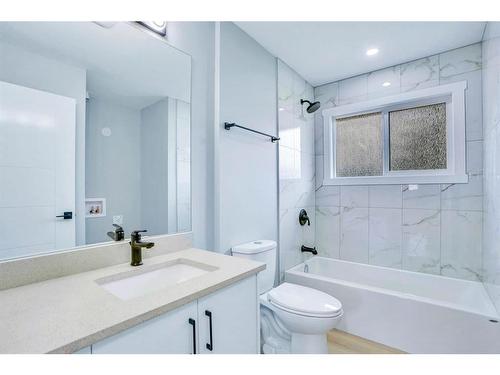 1615 Rouleau Crescent Se, Calgary, AB - Indoor Photo Showing Bathroom