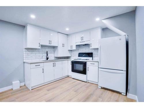 1615 Rouleau Crescent Se, Calgary, AB - Indoor Photo Showing Kitchen