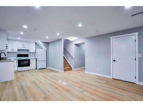 1615 Rouleau Crescent Se, Calgary, AB - Indoor Photo Showing Kitchen