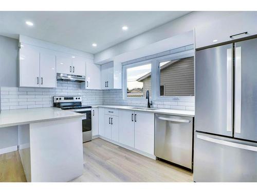 1615 Rouleau Crescent Se, Calgary, AB - Indoor Photo Showing Kitchen With Upgraded Kitchen