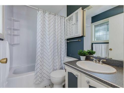 516 Willacy Drive Se, Calgary, AB - Indoor Photo Showing Bathroom