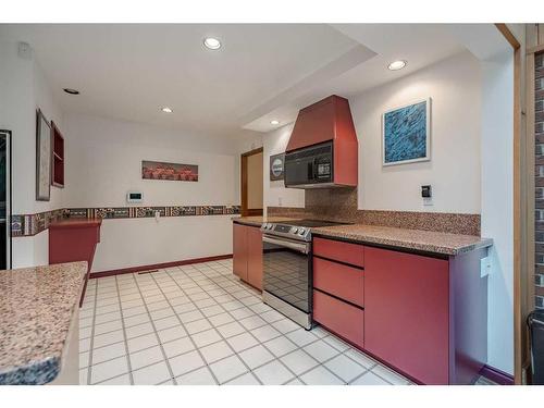 1511 Varsity Estates Drive Nw, Calgary, AB - Indoor Photo Showing Kitchen