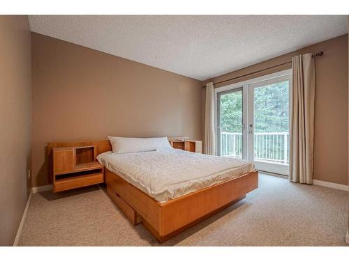 1511 Varsity Estates Drive Nw, Calgary, AB - Indoor Photo Showing Bedroom