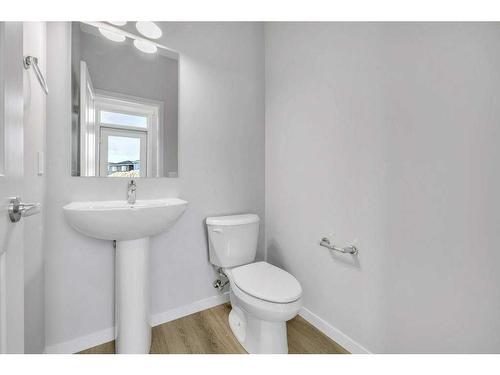 224 Hotchkiss Drive Se, Calgary, AB - Indoor Photo Showing Bathroom