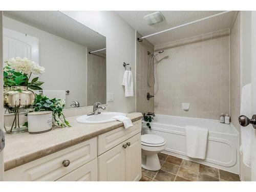 13-330 Canterbury Drive Sw, Calgary, AB - Indoor Photo Showing Bathroom