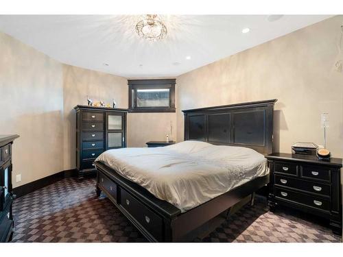 33009 Mountain Glen View, Rural Rocky View County, AB - Indoor Photo Showing Bedroom