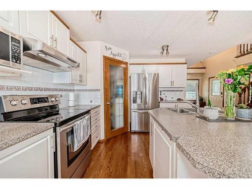 15225 Prestwick Boulevard Se, Calgary, AB - Indoor Photo Showing Kitchen With Double Sink With Upgraded Kitchen