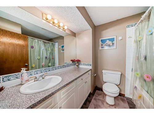 15225 Prestwick Boulevard Se, Calgary, AB - Indoor Photo Showing Bathroom