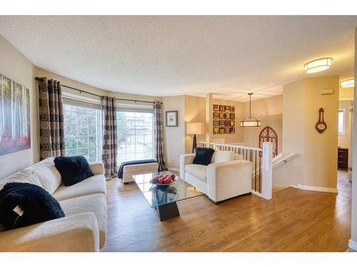 163 Sandringham Close Nw, Calgary, AB - Indoor Photo Showing Living Room