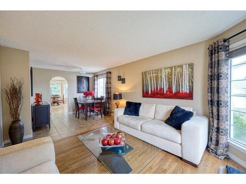 163 Sandringham Close Nw, Calgary, AB - Indoor Photo Showing Living Room