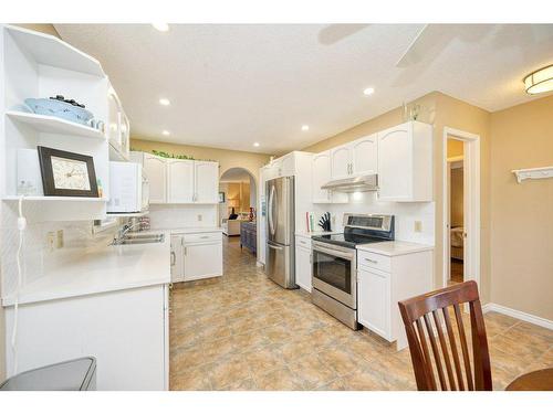 163 Sandringham Close Nw, Calgary, AB - Indoor Photo Showing Kitchen With Double Sink