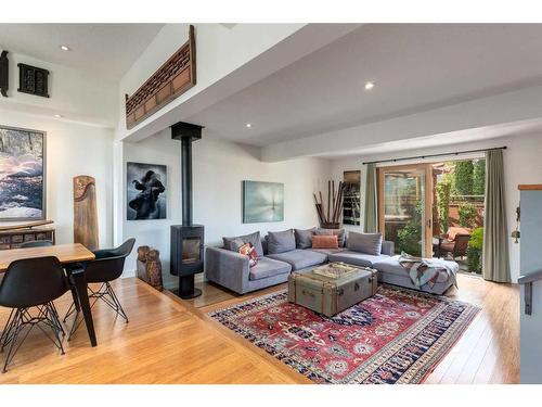 12 Governor Drive Sw, Calgary, AB - Indoor Photo Showing Living Room