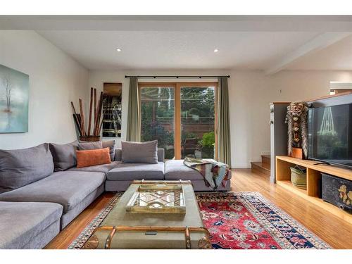 12 Governor Drive Sw, Calgary, AB - Indoor Photo Showing Living Room