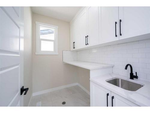 4621 79 Street Nw, Calgary, AB - Indoor Photo Showing Kitchen