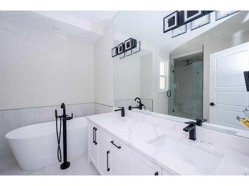 4621 79 Street Nw, Calgary, AB - Indoor Photo Showing Bathroom