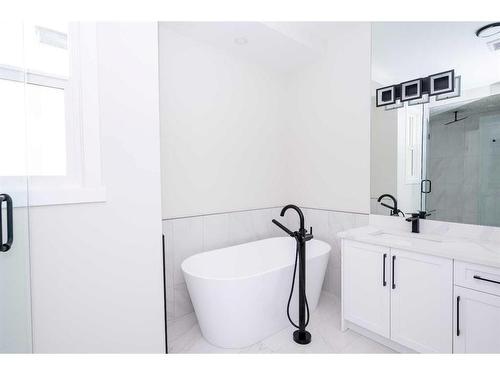 4621 79 Street Nw, Calgary, AB - Indoor Photo Showing Bathroom